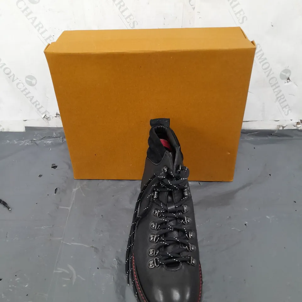 BOXED PAIR OF WHITE STUFF BLACK LEATHER BOOTS SIZE 7 