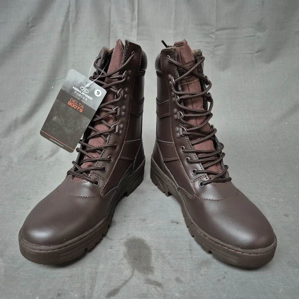 BOXED PAIR OF HIGHLANDER DELTA BOOTS IN BROWN UK SIZE 9