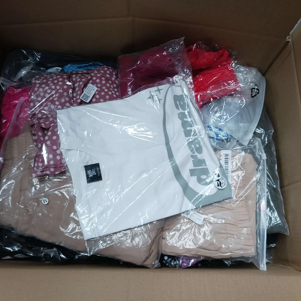 LARGE QUANTITY OF ASSORTED CLOTHING ITEMS TO INCLUDE CIDER AND DRAMA CALL
