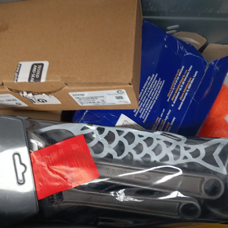 APPROXIMATELY 10 ASSORTED ITEMS TO INCLUDE 30-PIECE HOBBY KNIFE, TOUCHUP PAINT, ETC