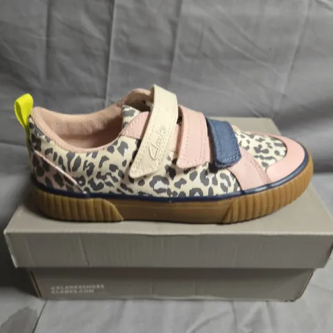 BOXED PAIR OF CLARKS KIDS FOXING VIBE TRAINERS - UK SIZE 11