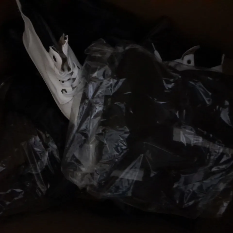 APPROXIMATELY 10 PAIRS OF ASSORTED WOMEN SHOES IN VARIOUS STYLES AND SIZES 