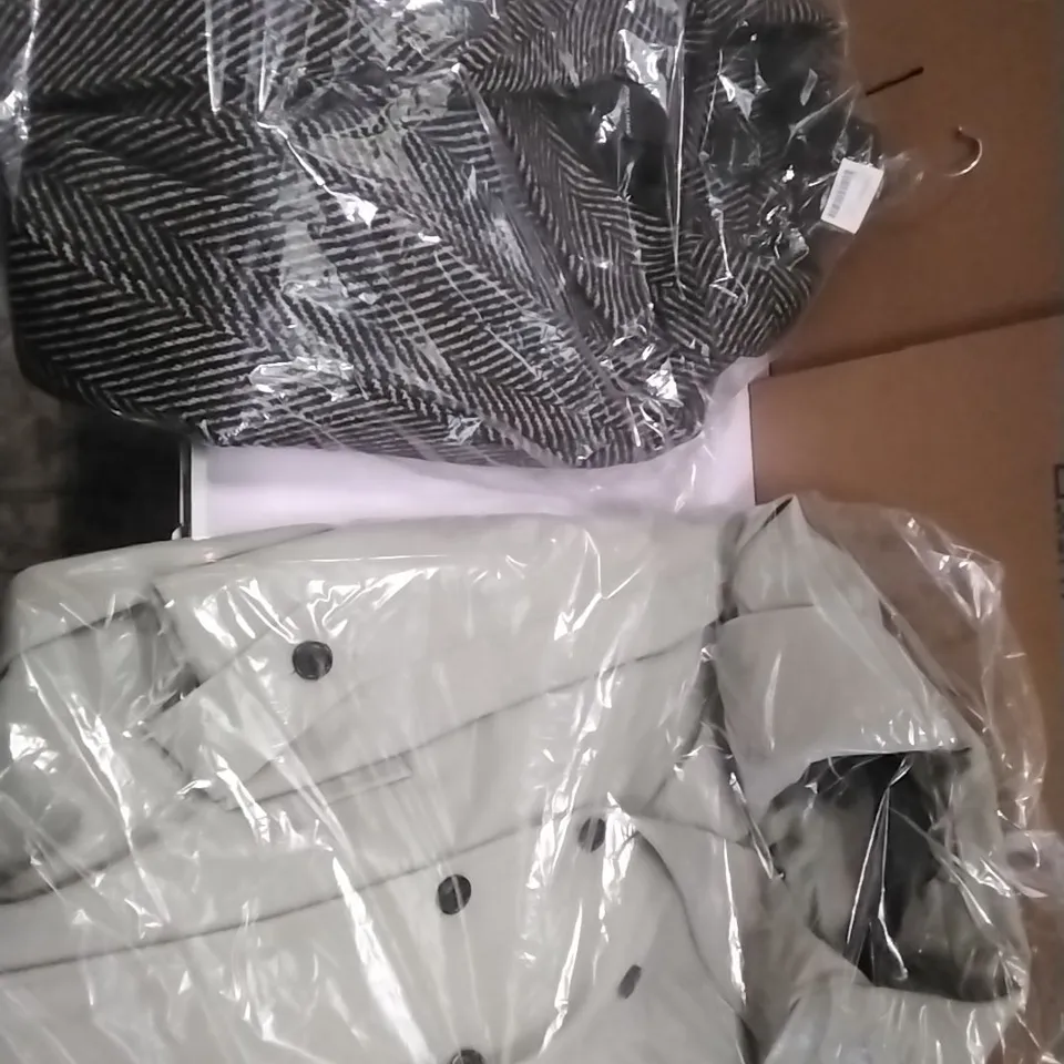 A PALLET CONTAINING APPROXIMATELY 90 BRAND NEW DESIGNER WOMEN'S CLOTHES WHICH INCLUDE; JD WILLIAMS LONG COATS, JACKETS ETC