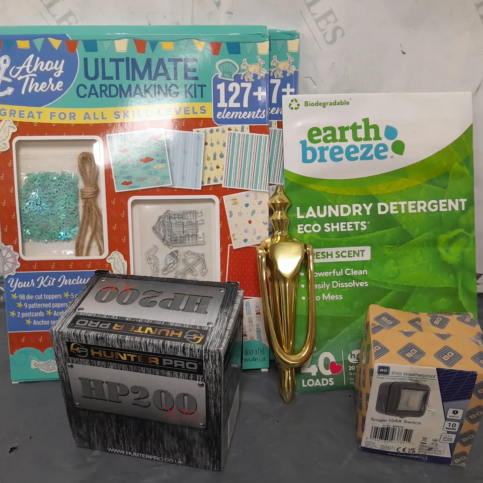 APPROXIMATELY 12 ASSORTED HOUSEHOLD ITEMS TO INCLUDE SINGLE 10AX SWITCH, LAUNDRY DETERGENT, DOOR KNOCKER, ETC