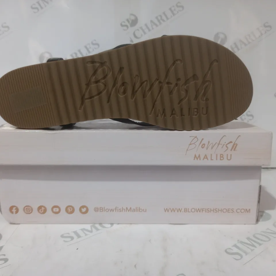 BOXED PAIR OF BLOWFISH MALIBU TOE POST STRAPPY FLAT SANDALS IN BLACK SIZE 7