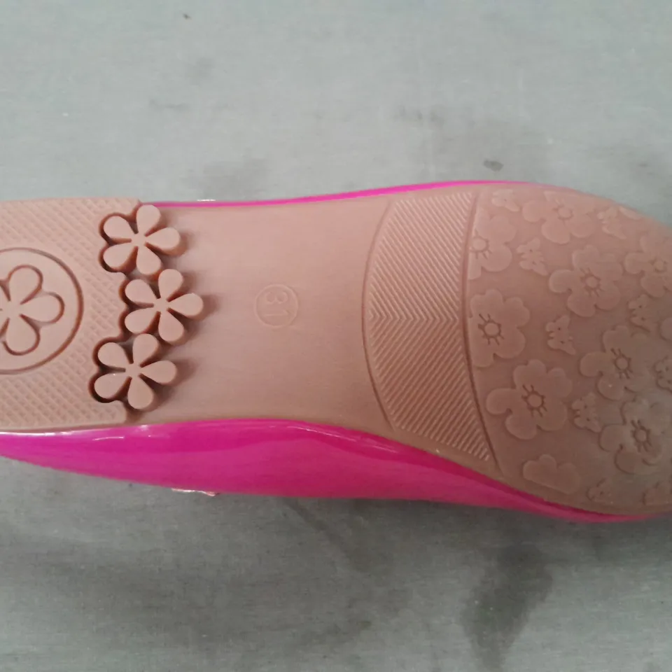 BOXED PAIR OF DESIGNER KID'S SHOES IN GLOSSY PINK EU SIZE 31