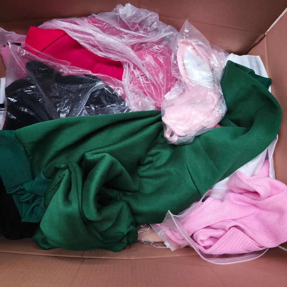 APPROXIMATELY 30 ASSORTED CLOTHING ITEMS IN VARIOUS SIZES, STYLES & COLOURS TO INCLUDE BRANDS SUCH AS BOUX AVENUE, COUNTRY WIDE, SARKY CENTRAL, ETC - COLLECTION ONLY