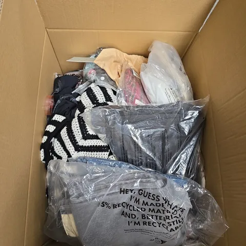 APPROX 20 ASSORTED CLOTHING ITEMS TO INCLUDE T-SHIRTS, DRESSES, SHORTS ETC