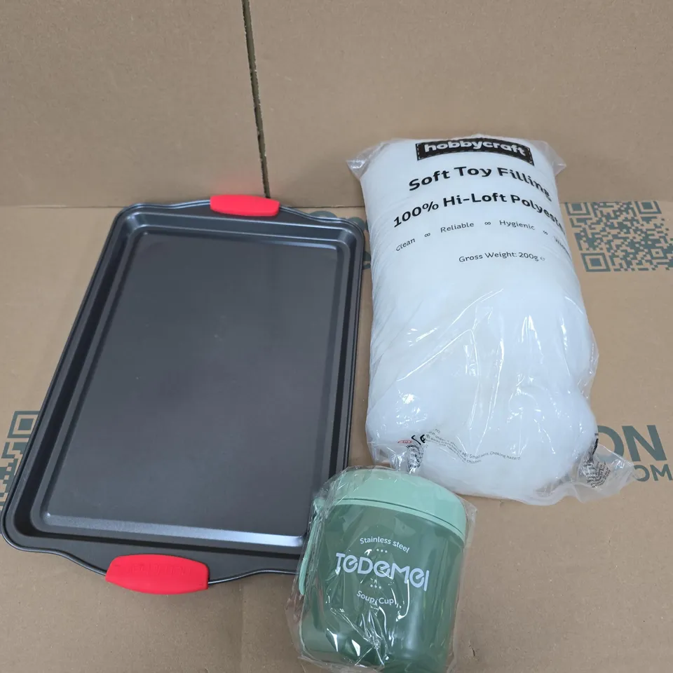 APPROXIMATELY 15 ASSORTED HOUSEHOLD PRODUCTS TO INCLUDE BAKING TRAY, TOY FILLER, SOUP CUP ETC 