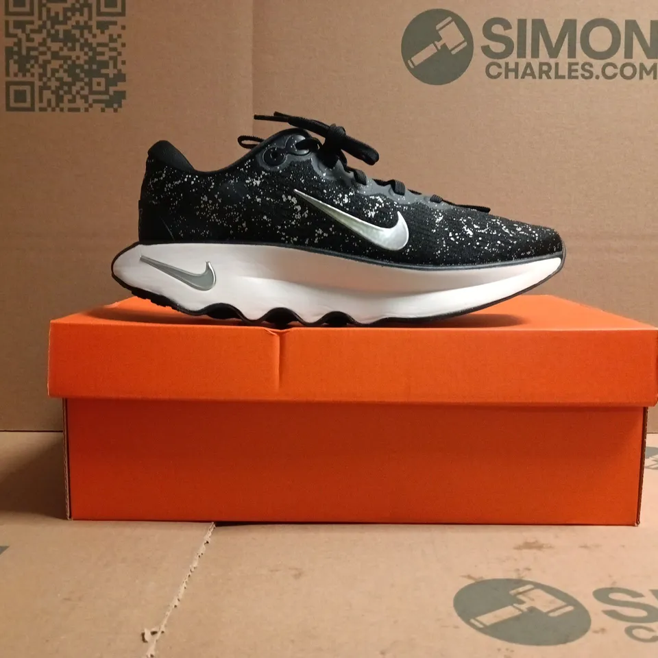 BOXED PAIR OF NIKE MOTIVA TRAINERS IN BLACK/SILVER SIZE UK 6.5
