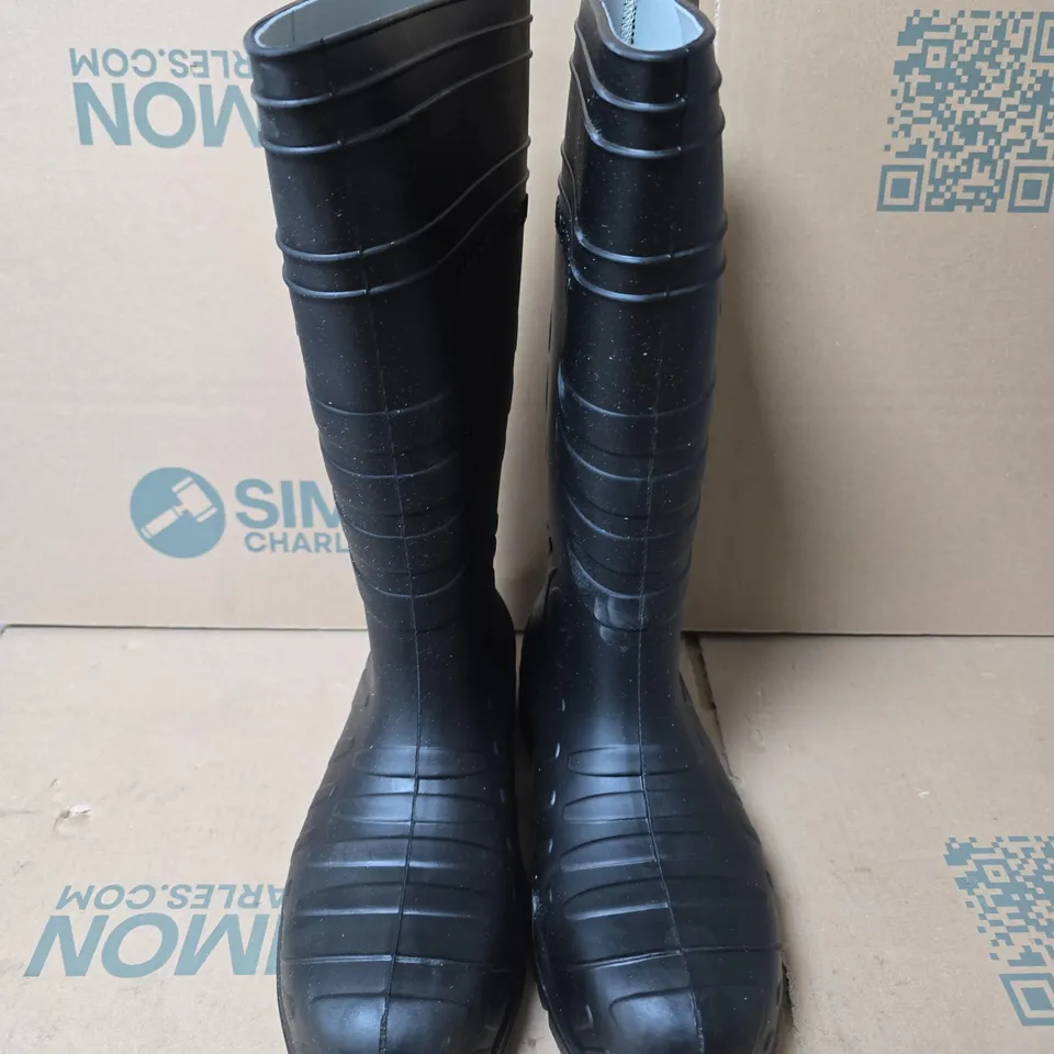 BOXED PAIR OF COFRA SAFEST BLACK SAFETY BOOTS S5 CI FO SR, UK 7 (EU 41)