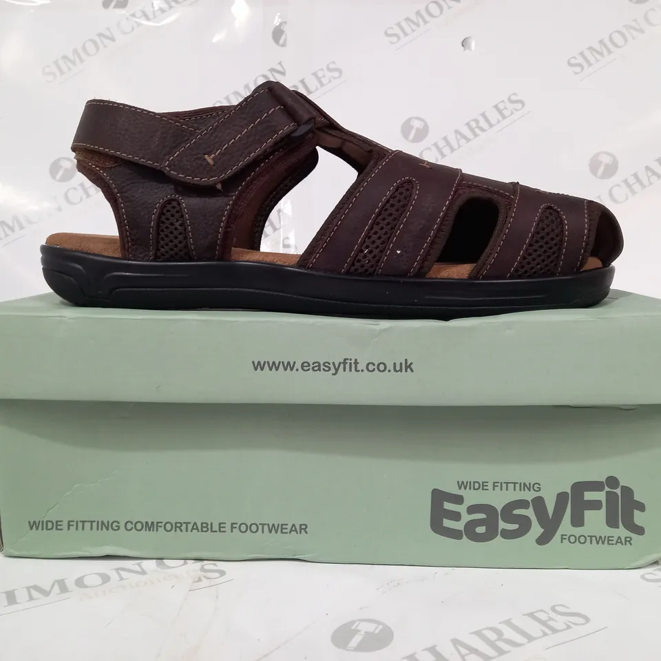 BOXED PAIR OF EASY FIT BRUNO WIDE SANDALS IN BROWN UK SIZE 11