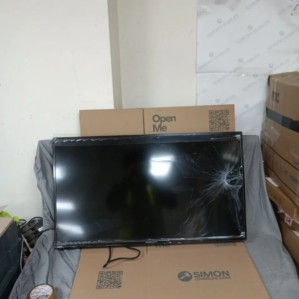 HANNSPREE HL400UPB 40IN LCD MONITOR – CRACKED SCREEN (DAMAGED) WITH REMOTE & POWER CABLE