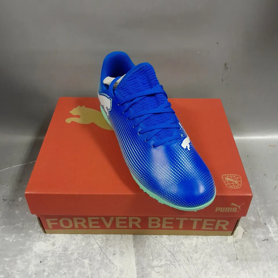 BOXED PAIR OF PUMA FUTURE 7 PLAY JUNIOR SHOES IN HYPERLINK BLUE/MINT SIZE UK 5.5