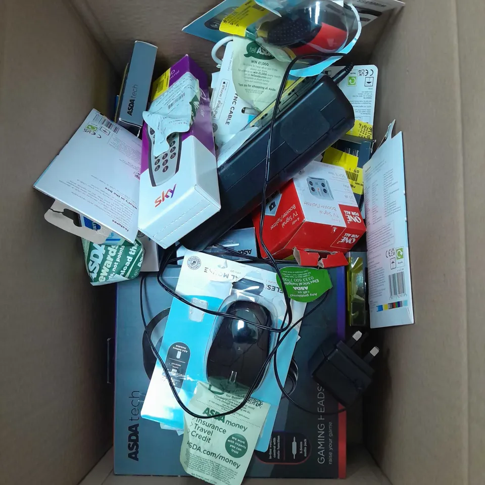 BOX OF APPROXIMATELY 20 ASSORTED ITEMS TO INCLUDE HEADPHONES, TV REMOTE, USB CHARGER ETC