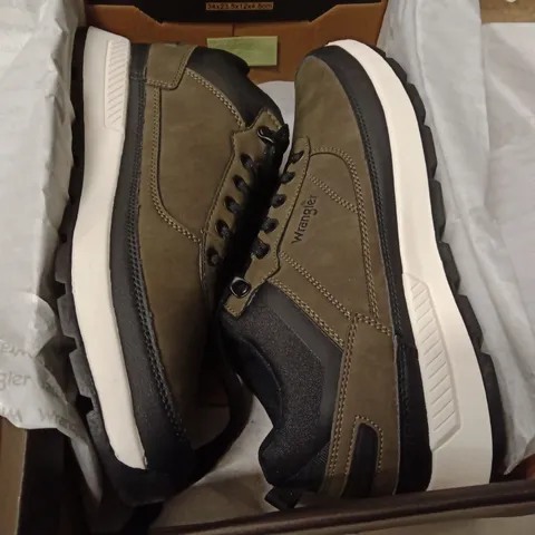 BOXED WRANGLER CARVER MENβS SHOE β UK 9.5 (US 10.5) β COLOUR: TURQUOISE/BLACK? (LABELLED βTARMACβ)