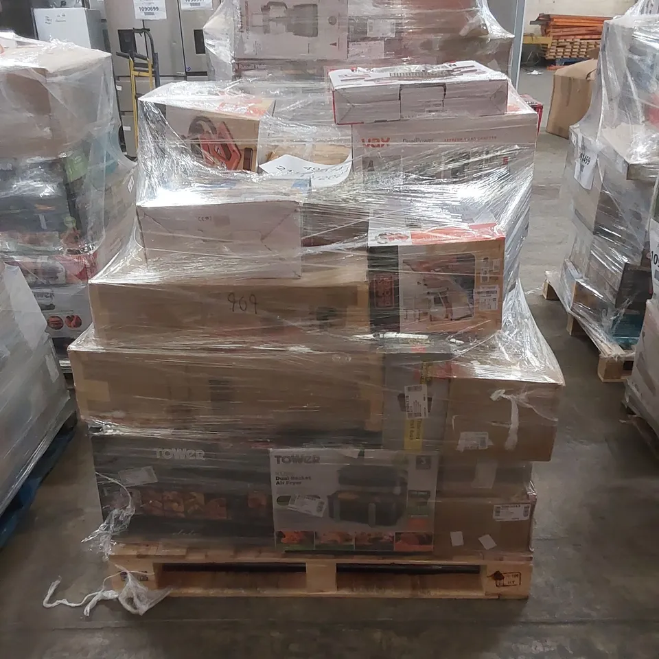 PALLET OF APPROXIMATELY 26 UNPROCESSED RAW RETURN HOUSEHOLD AND ELECTRICAL GOODS TO INCLUDE;