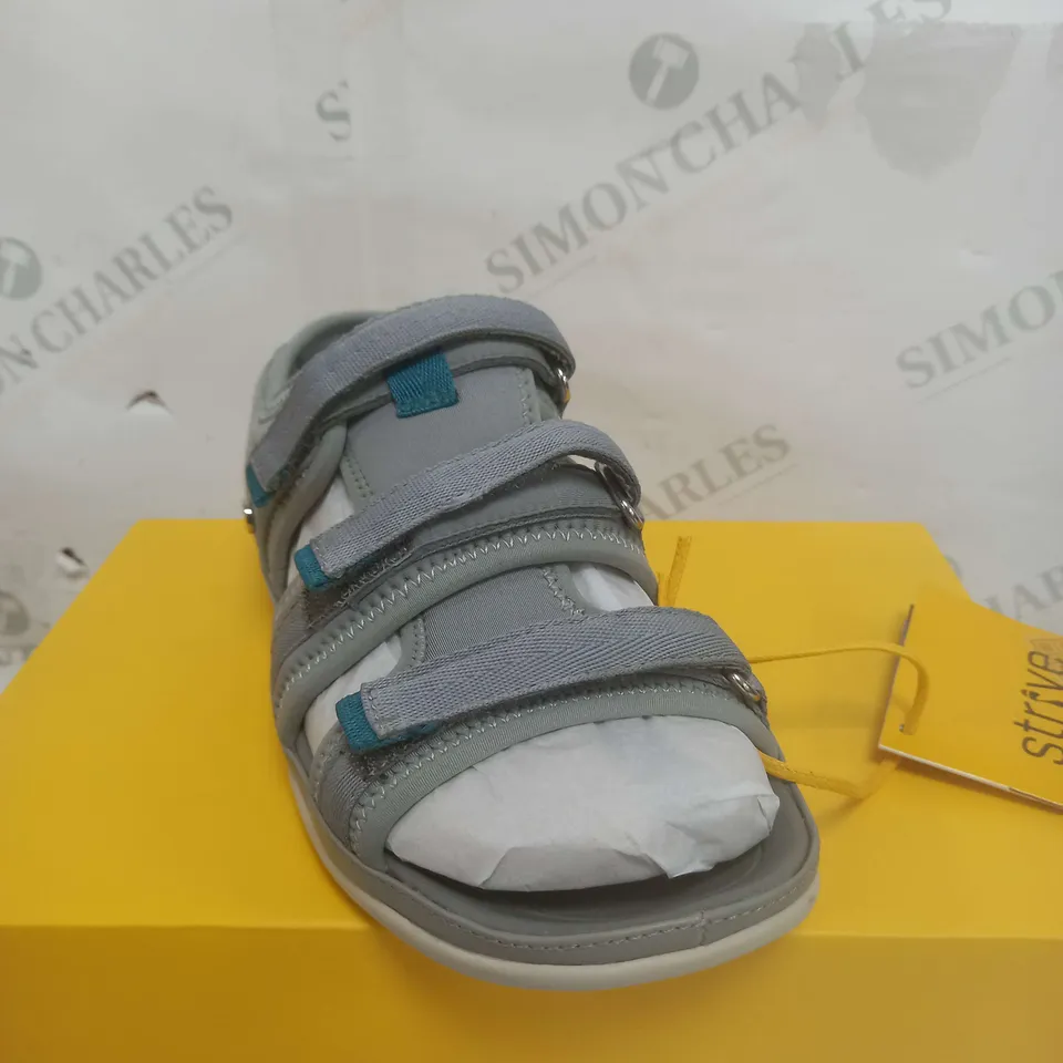 BOXED PAIR OF STRIVE DALMA SANDALS IN FARK GREY SIZE 5