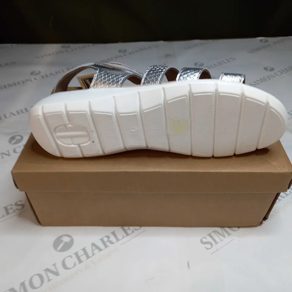 BOXED PAIR OF CUSHION WALK ONE TOUCH CLOSE SANDALS IN SILVER - SIZE 7