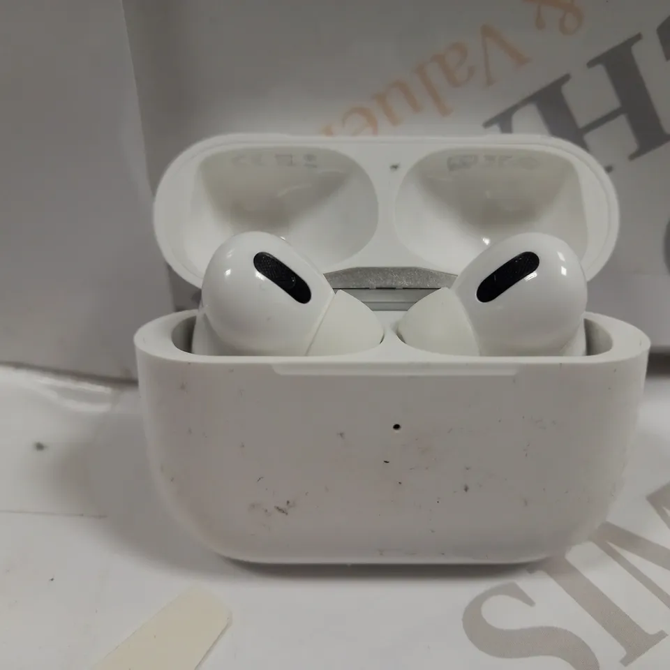 TRUE WIRELESS EARBUDS IN WHITE