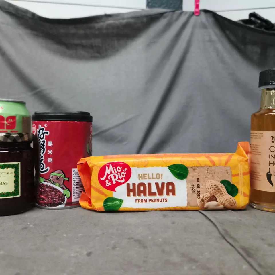 APPROXIMATELY 10 ASSORTED FOOD AND DRINK ITEMS TO INCLUDE CHILLI INFUSED HONEY, CHRISTMAS JAM, ETC