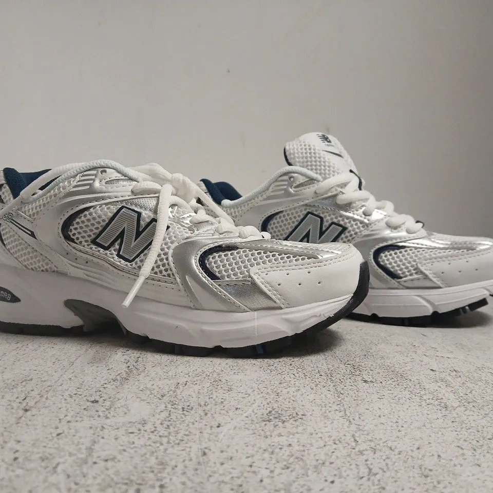 BOXED PAIR OF NEW BALANCE 530 TRAINERS IN WHITE/SILVER/NAVY SIZE UK 4.5