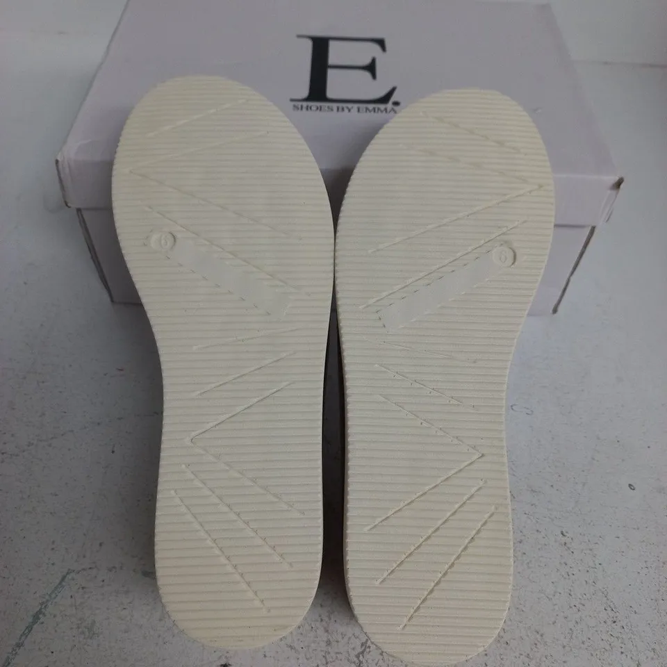 BOXED E SHOES BY EMMA UDAIPUR WHITE WEDGE SANDALS – UK SIZE 6