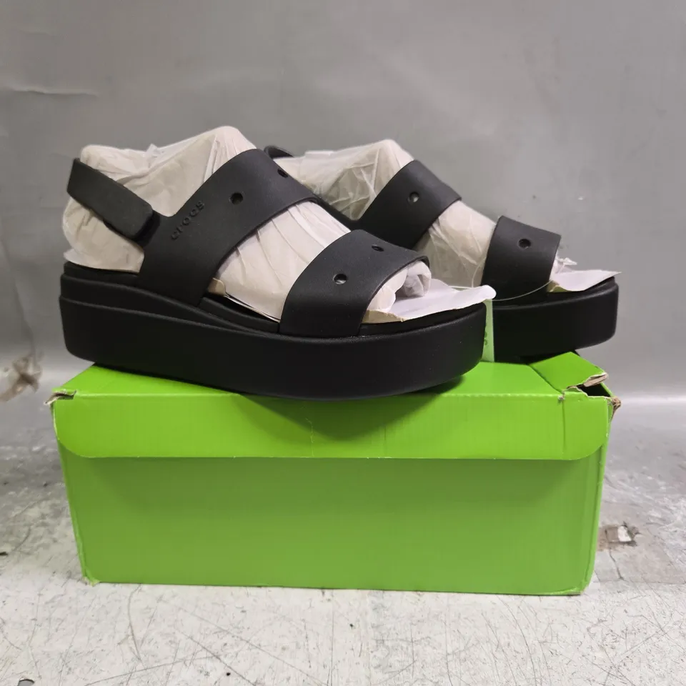 BOXED PAIR OF CROCS OPEN TOE SANDALS IN BLACK SIZE UK 6