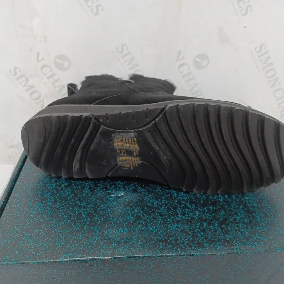 BOXED PAIR OF EMU BEACH MINI 2.0 WATER RESISTANT SUEDE BOOTS IN BLACK SIZE 7 