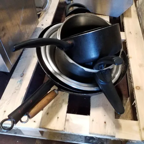 LOT OF APPROXIMATELY 7 ASSORTED POTS & PANS