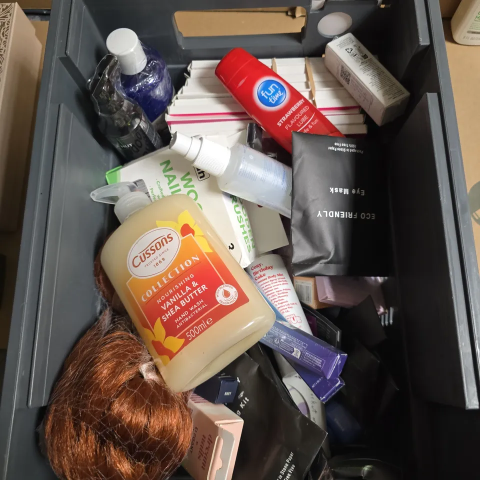 APPROXIMATELY 15 ASSORTED HEALTH & BEAUTY PRODUCTS TO INCLUDE SADOER ANTI WRINKLE CLEANING, MADE BY MITCHELL CREAM BLUSHER, CERAVE HYDRATING CLEANSER ETC - COLLECTION ONLY