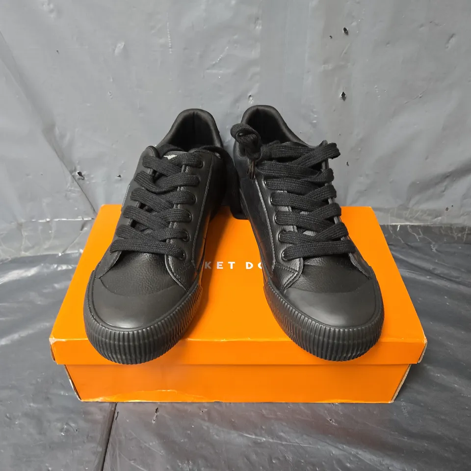 BOXED PAIR OF ROCKET DOG CHEERY SPORTY TRAINERS IN BLACK - UK 6