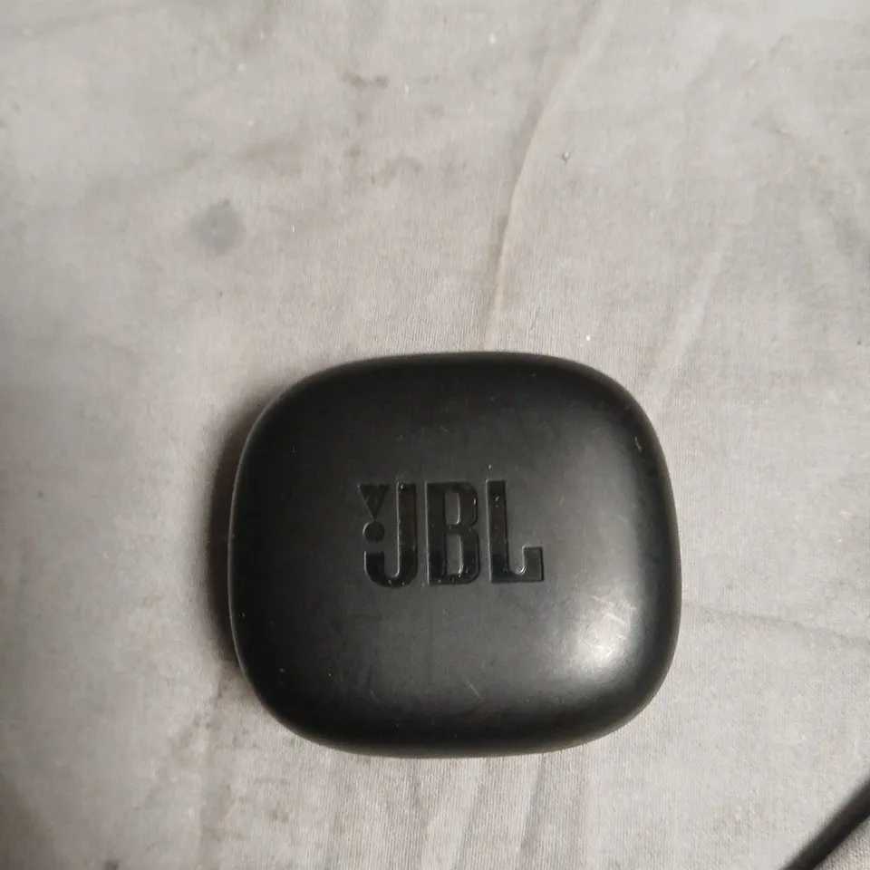 JBL TRUE WIRELESS EARBUDS WITH CHARGING CASE 