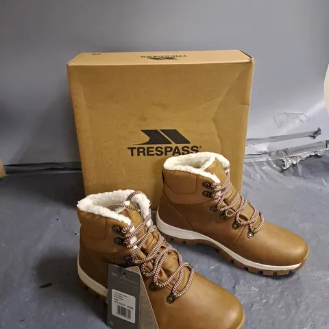 BOXED PAIR OF TRESPASS BLAIR FEMALE BOOTS LIGHT BROWN UK 5