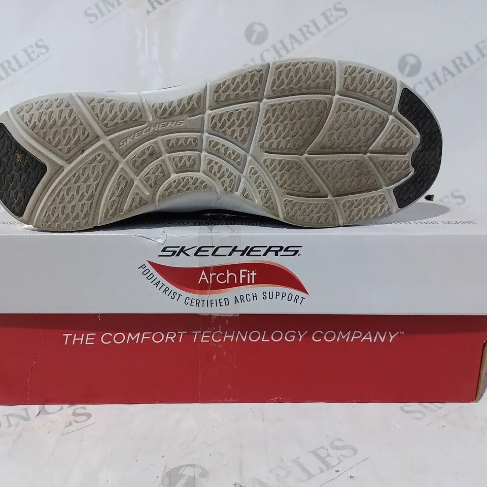 BOXED PAIR OF SKECHERS ARCH FIT TRAINERS IN BLACK SIZE 6