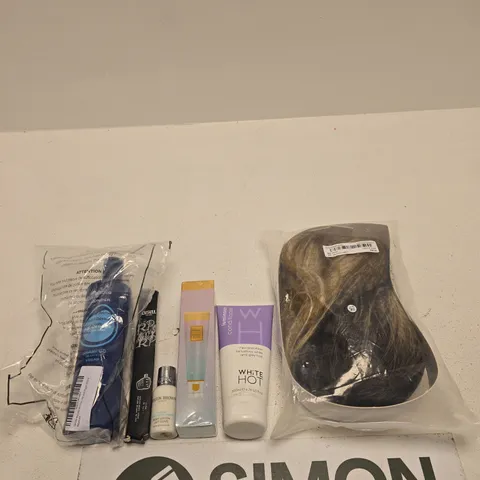 TOTE OF APPROXIMATELY 10 BEAUTY PRUDUCTS INCLUDING WHITE HOT LUMINOUS CONDITIONER, FANOLA SHAMPOO AND L'OREAL ELVIVE SHAMPOO