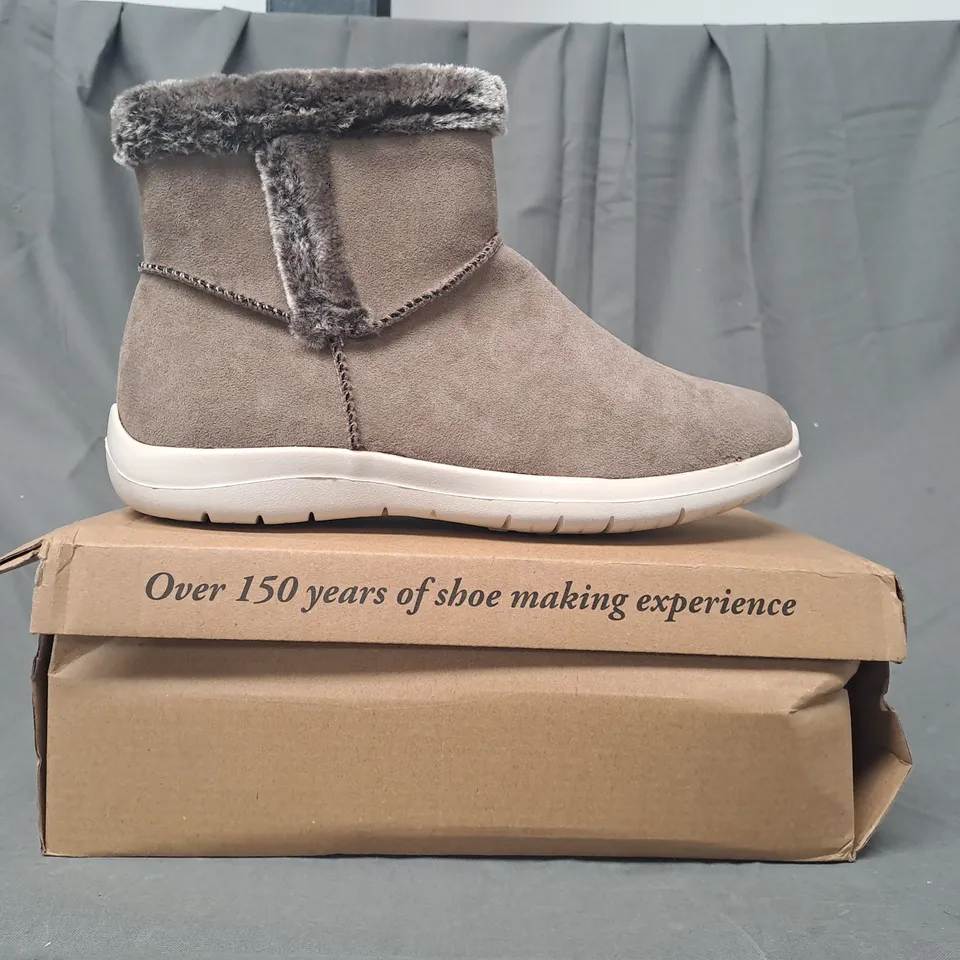 BOXED PAIR OF CUSHION-WALK BOOTS IN TAUPE SIZE 6