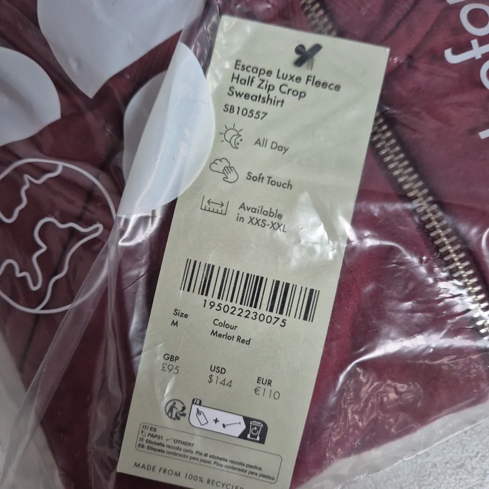 BAGGED SWEATY BETTY MERLOT RED HALF‑ZIP CROP SWEATSHIRT (ESCAPE LUXE FLEECE) – SIZE M