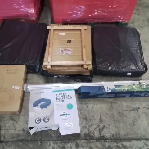 PALLET OF ASSORTED ITEMS INCLUDING: INDOOR WOODEN CLOTHES HANGERS, BLINDS, AQUARIUM LIGHT, TOILET SEAT, TOILET SEAT RISER ECT