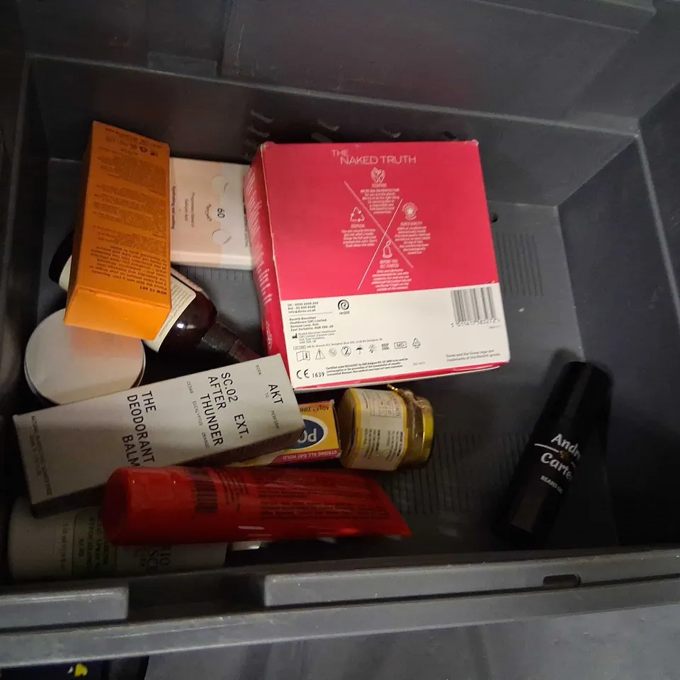 APPROXIMATELY 20 ASSORTED HEALTH AND BEAUTY PRODUCTS TO INCLUDE; THE NAKED TRUTH, MS DRWIKEY, GROW GORGEOUS AND PUREOLOGY