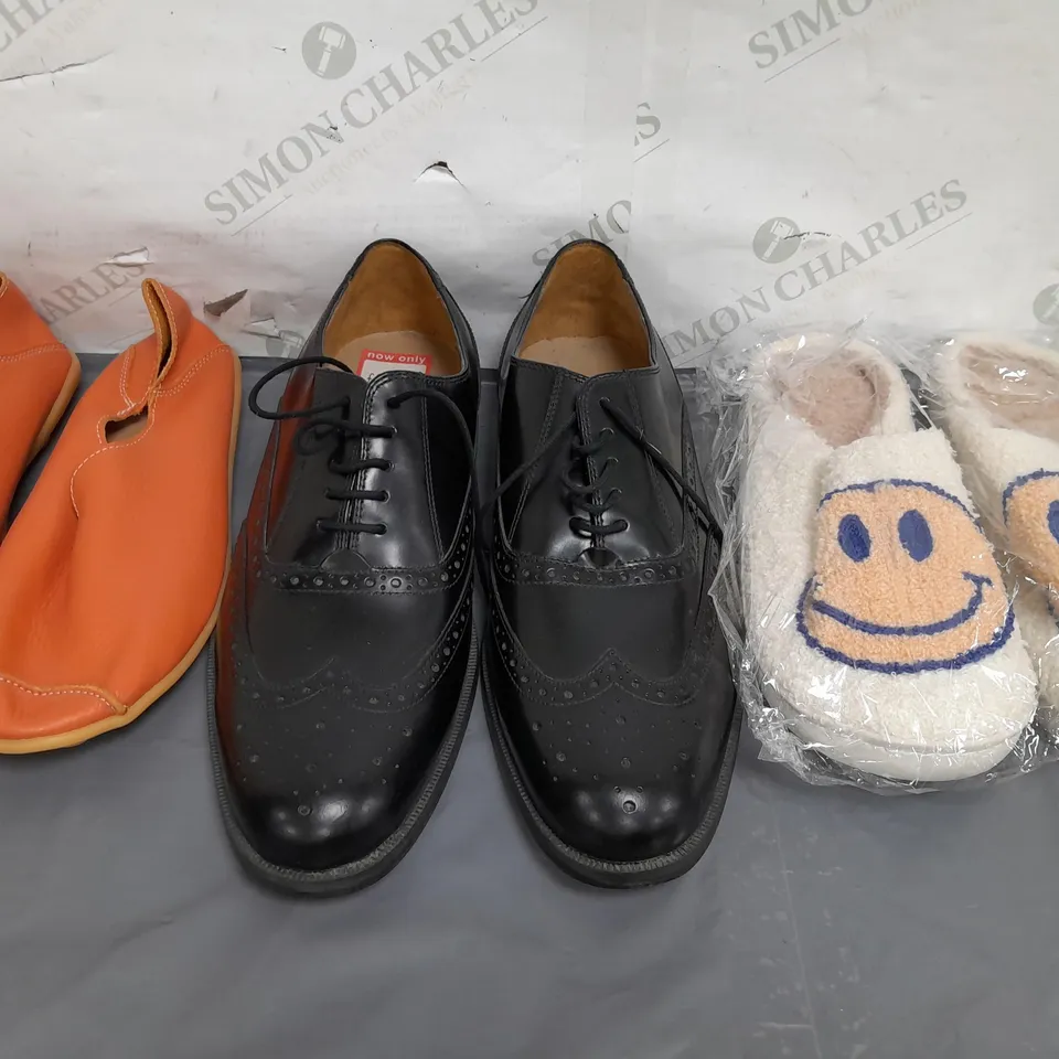 BOX OF APPROXIMATELY 15 ASSORTED PAIRS OF SHOES AND FOOTWEAR ITEMS IN VARIOUS STYLES AND SIZES TO INCLUDE CLARKS, ETC