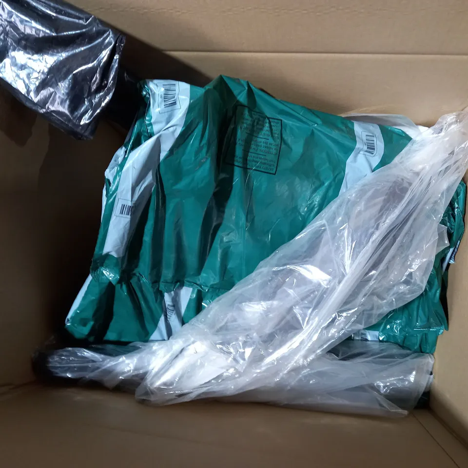 BOX OF APPROXIMATELY 10 ASSORTED HOUSEHOLD ITEMS TO INCLUDE ARTIFICIAL GRASS, DESIGNER DECORATIVE WREATH, DESIGNER GREEN GARDEN COVER ETC