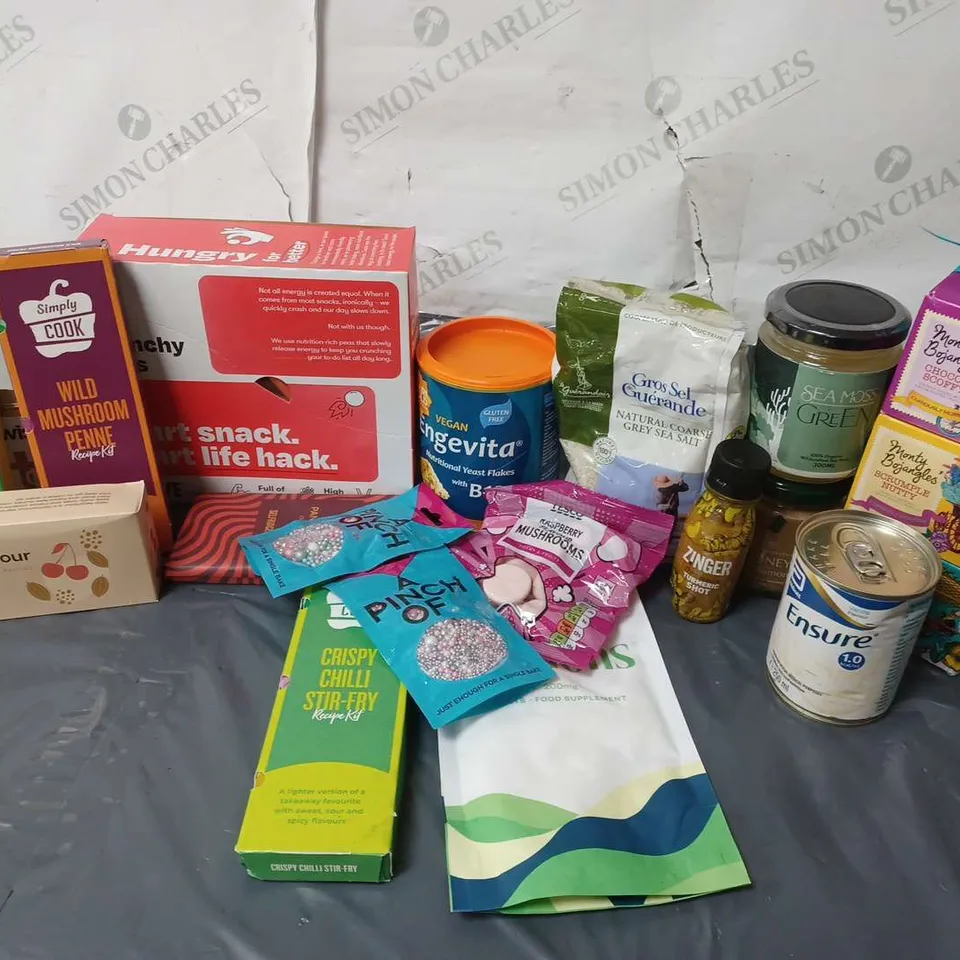 APPROXIMATELY 18 ASSORTED FOOD AND DRINKS ITEMS TO INCLUDE ABBOTT ENSURE VANILLA FLAVOUR (250ml), BRAVE CRUNCH PEAS ENERGY SNACK, SEALIONS CAFFEINE TABLETS (120 TABLETS), ETC - COLLECTION ONLY