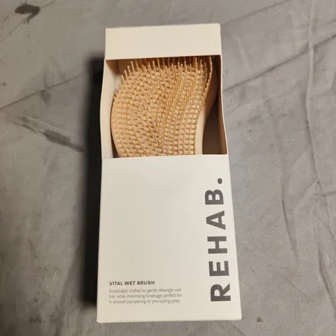 APPROXIMATELY 10 ASSORTED HEALTH & BEAUTY PRODUCTS INCLUDING REHAB MICRO FIBRE HAIR TOWEL AND REHAB VITAL BRUSH 