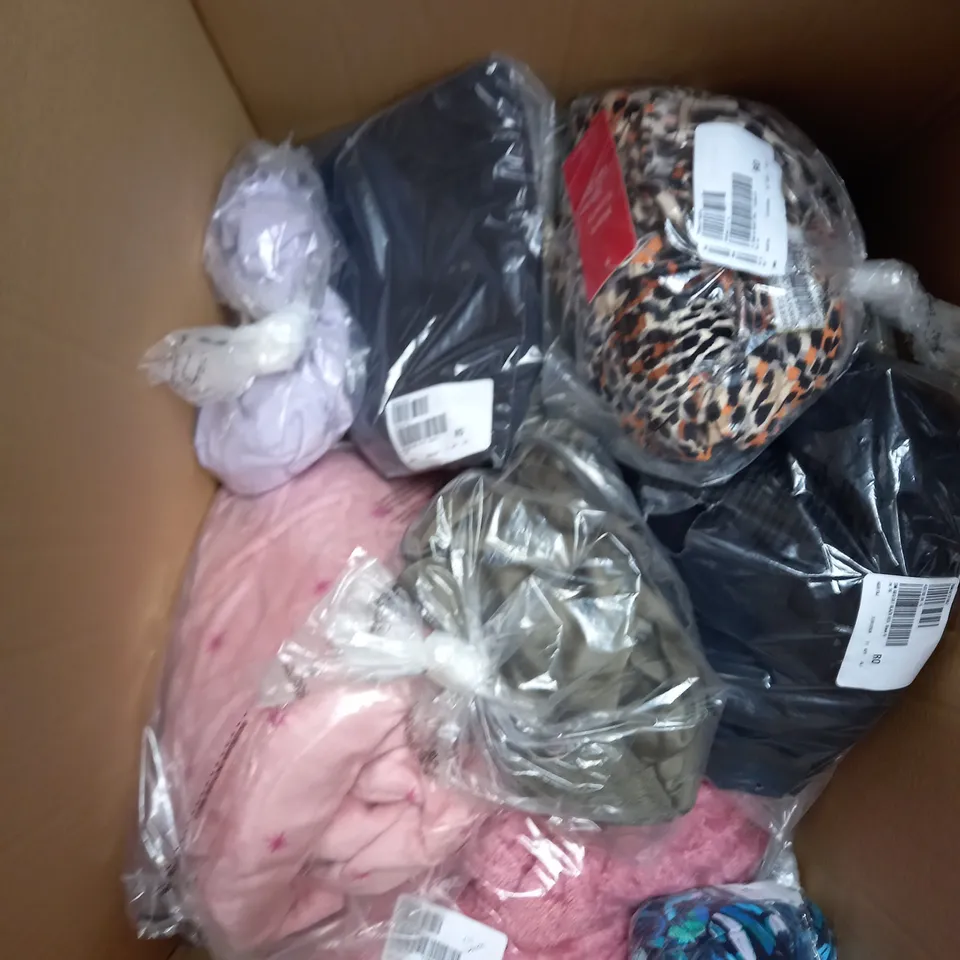 BOX OF APPROXIMATELY 12 ASSORTED CLOTHING ITEMS TO INCLUDE LOUNGE SET, CARDIGAN, JUMPER ETC
