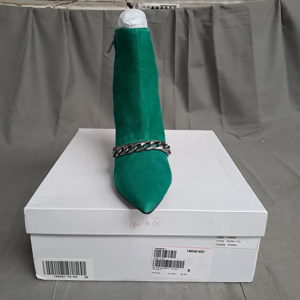 BEN DE LISI CHAIN LINK SUEDE ANKLE BOOT SIZE 6 IN GREEN 