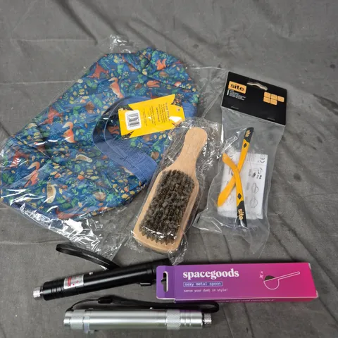APPROXIMATELY 15 ASSORTED HOUSEHOLD ITEMS TO INCLUDE LIGHT DISPLAY PENS, TOTE BAG, SAFETY GLASSES ETC 