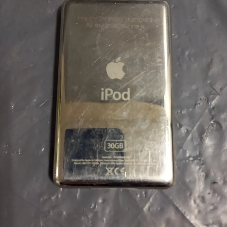 APPLE IPHOD A1136 IN SILVER/BLACK