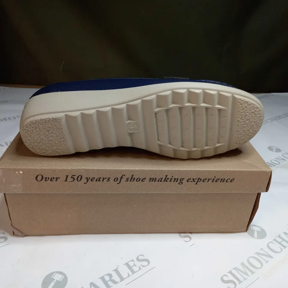 BOXED CUSHION WALK NAVY BLUE LOAFERS SIZE 7