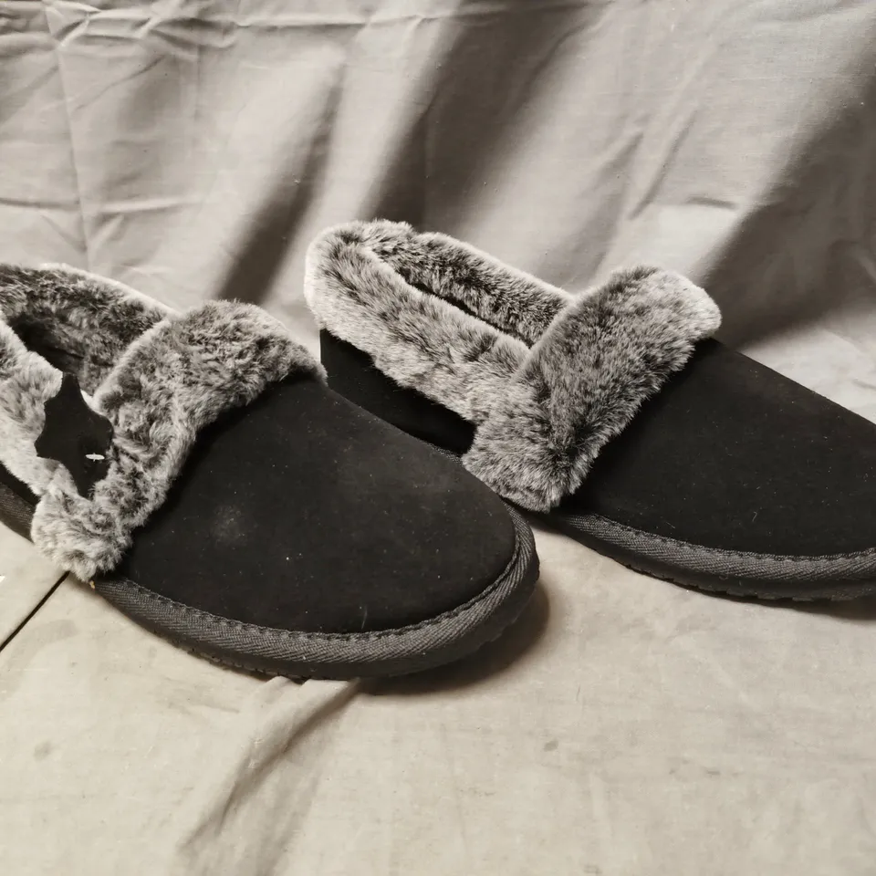 PAIR OF HUSH PUPPIES SLIPPERS IN BLACK/GREY SIZE 8